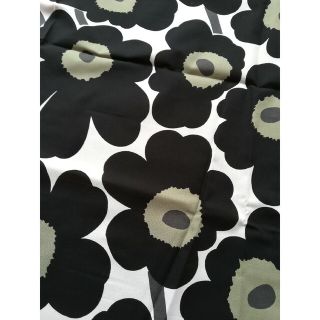 マリメッコ(marimekko)のmarimekko 生地 ピエニウニッコ　ブラック 　花柄　ウニッコ　コットン(生地/糸)