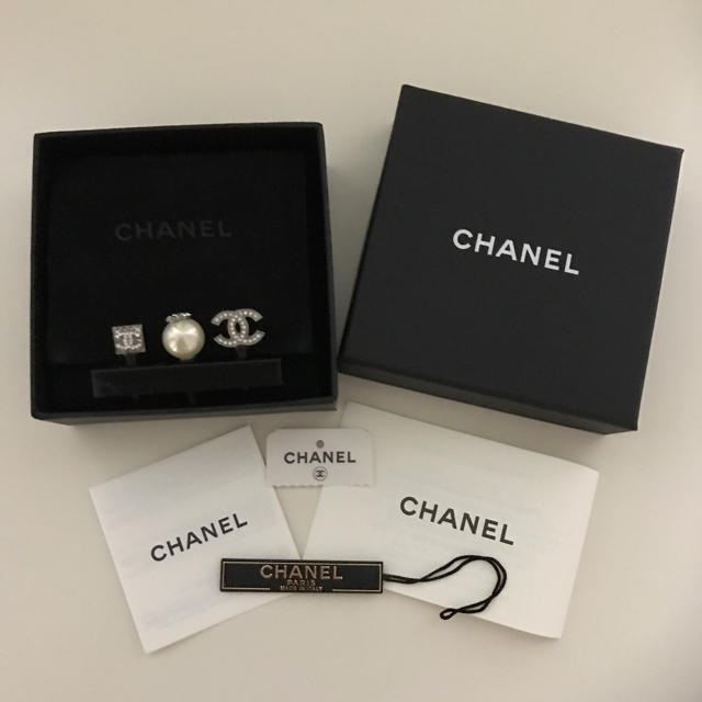 CHANEL(シャネル)のはるちん様専用  CHANELイヤフォンジャック スマホ/家電/カメラのスマホアクセサリー(ストラップ/イヤホンジャック)の商品写真