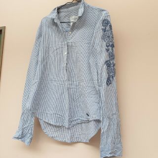 アバクロンビーアンドフィッチ(Abercrombie&Fitch)のアバクロ　シャツ　刺繍　ストライプ　ブルー(シャツ/ブラウス(長袖/七分))