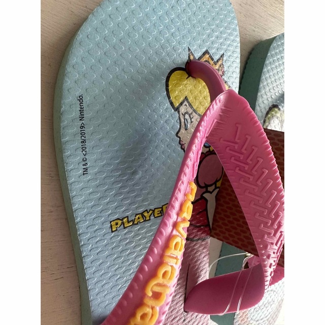 havaianas(ハワイアナス)の新品　スーパーマリオ　ピーチ姫　ハワイアナスサンダル　ビーチサンダル　16cm キッズ/ベビー/マタニティのキッズ靴/シューズ(15cm~)(サンダル)の商品写真