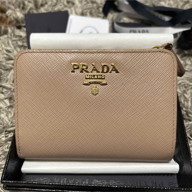 PRADA ピンクベージュ　二つ折り財布