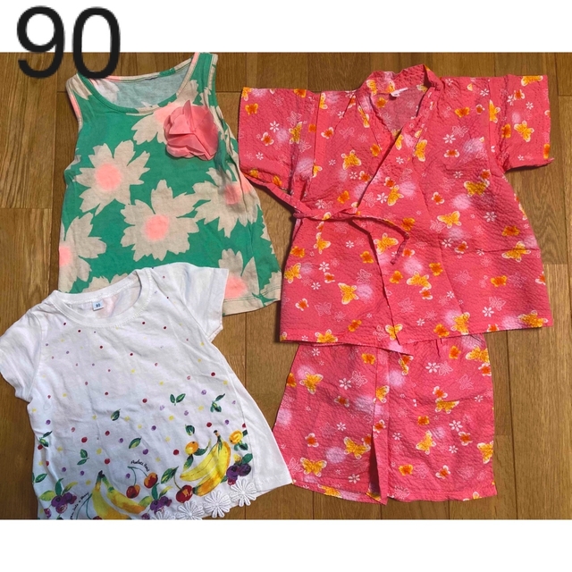 西松屋(ニシマツヤ)のベビー浴衣 甚平 女の子  花 & ちょうちょ 90 夏服　Tシャツ　おまとめ キッズ/ベビー/マタニティのキッズ服女の子用(90cm~)(甚平/浴衣)の商品写真