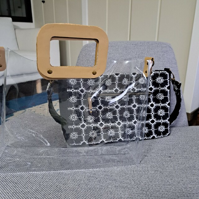 mina perhonen(ミナペルホネン)のミナペルホネンブラックアネモネハンドメイドバック レディースのバッグ(ショルダーバッグ)の商品写真