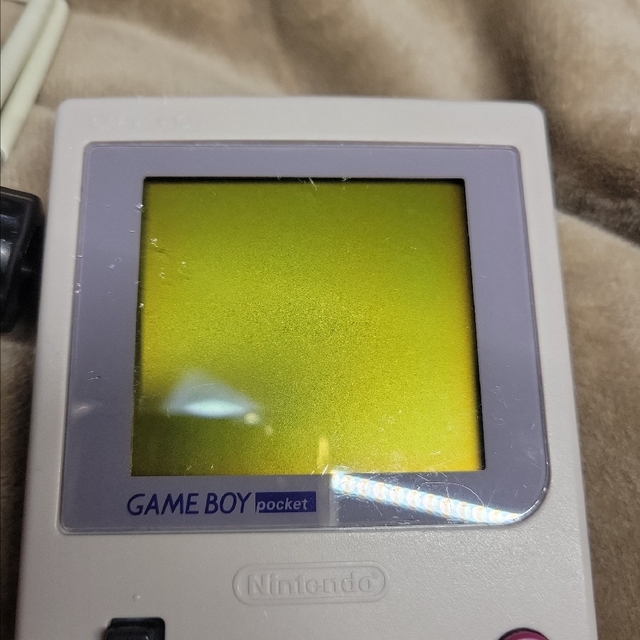 任天堂(ニンテンドウ)のジャンク 任天堂 ゲームボーイポケット ホワイト ソフト付き GAME BOY エンタメ/ホビーのゲームソフト/ゲーム機本体(携帯用ゲーム機本体)の商品写真