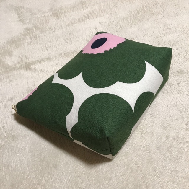 marimekko(マリメッコ)のマリメッコ  生地　ハンドメイド　ピエニウニッコ　グリーン×ピンク　マチ付ポーチ ハンドメイドのファッション小物(ポーチ)の商品写真