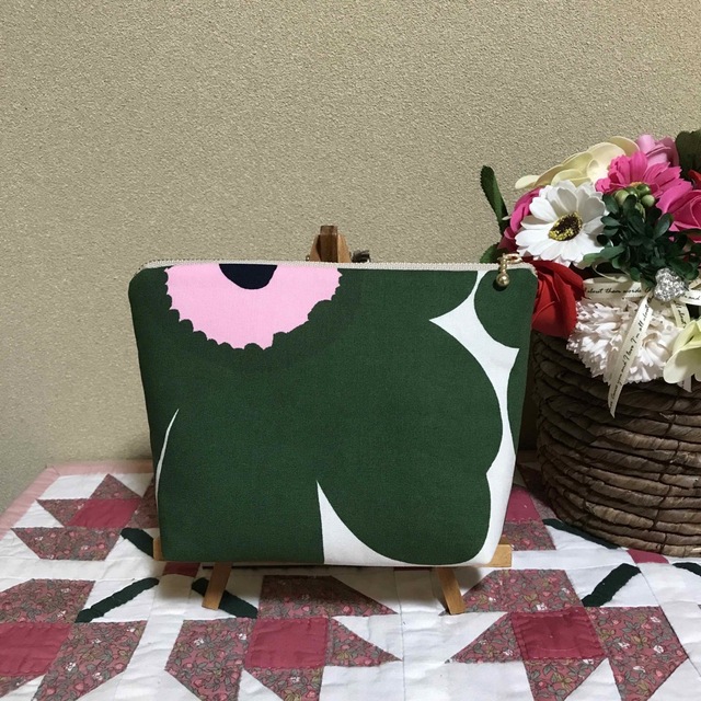 marimekko(マリメッコ)のマリメッコ  生地　ハンドメイド　ピエニウニッコ　グリーン×ピンク　マチ付ポーチ ハンドメイドのファッション小物(ポーチ)の商品写真