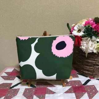 マリメッコ(marimekko)のマリメッコ  生地　ハンドメイド　ピエニウニッコ　グリーン×ピンク　マチ付ポーチ(ポーチ)