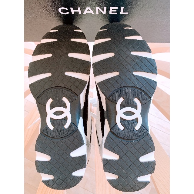 CHANEL(シャネル)の【新品未使用】CHANELクルーズ　ブラックメタリック43 メンズの靴/シューズ(スニーカー)の商品写真