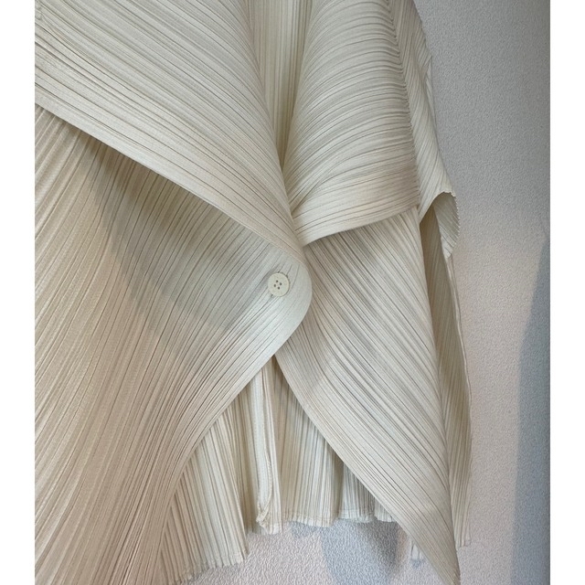 PLEATS PLEASE ISSEY MIYAKE(プリーツプリーズイッセイミヤケ)のPLEATS PLEASE カーディガン　3 レディースのトップス(カーディガン)の商品写真