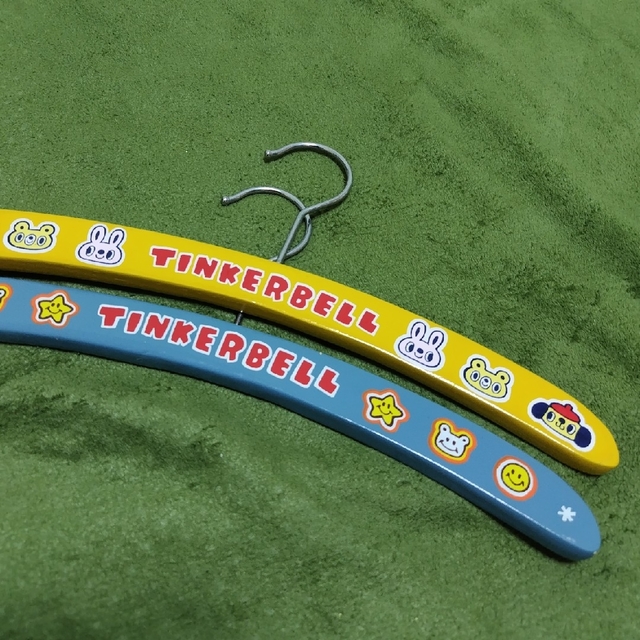 TINKERBELL(ティンカーベル)のティンカーベル　ハンガー　２本セット キッズ/ベビー/マタニティのキッズ/ベビー/マタニティ その他(その他)の商品写真