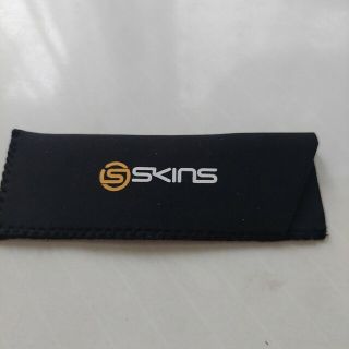 スキンズ(SKINS)の【送料込】未使用 SKINS メガネケース ソフトケース ブラック(サングラス/メガネ)