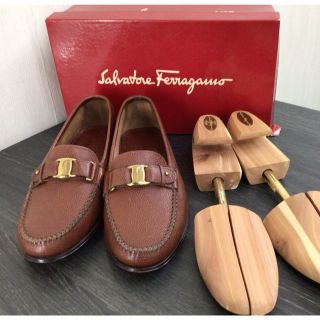 サルヴァトーレフェラガモ(Salvatore Ferragamo)のフェラガモ ローファー 革靴 VARA レディース 7サイズ 25.5センチ(ローファー/革靴)