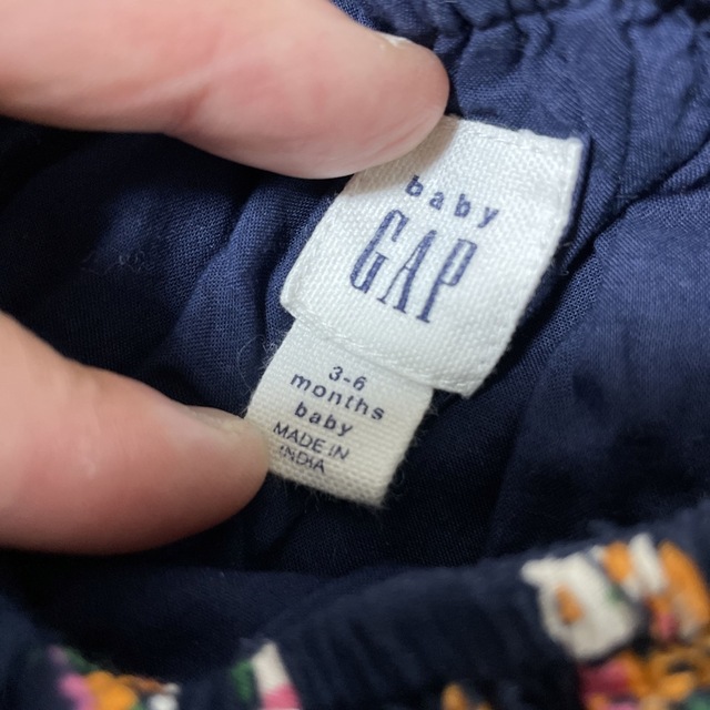 babyGAP(ベビーギャップ)のGAP 花柄ロンパース  キッズ/ベビー/マタニティのベビー服(~85cm)(ロンパース)の商品写真