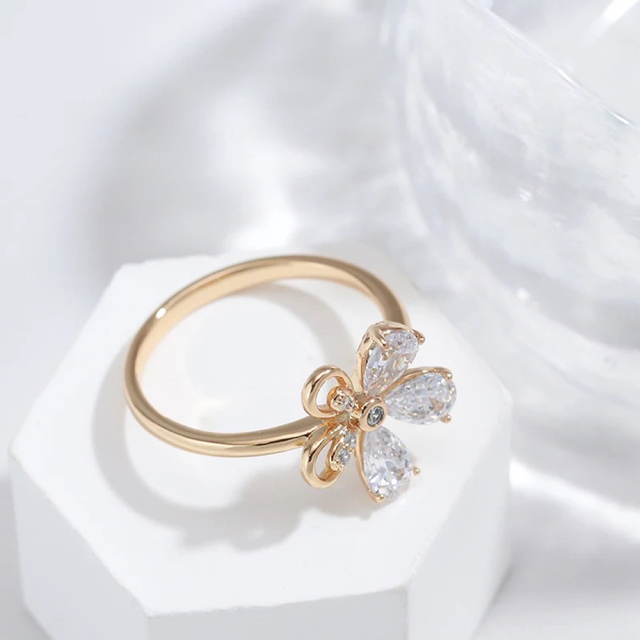 セール❣️【14KGP】アシンメトリー 花 フラワー ジルコン リング レディースのアクセサリー(リング(指輪))の商品写真