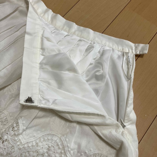 Lois CRAYON(ロイスクレヨン)のロイスクレヨン　Lois CRAYON スカート　レース　花柄　白　Mサイズ レディースのスカート(その他)の商品写真