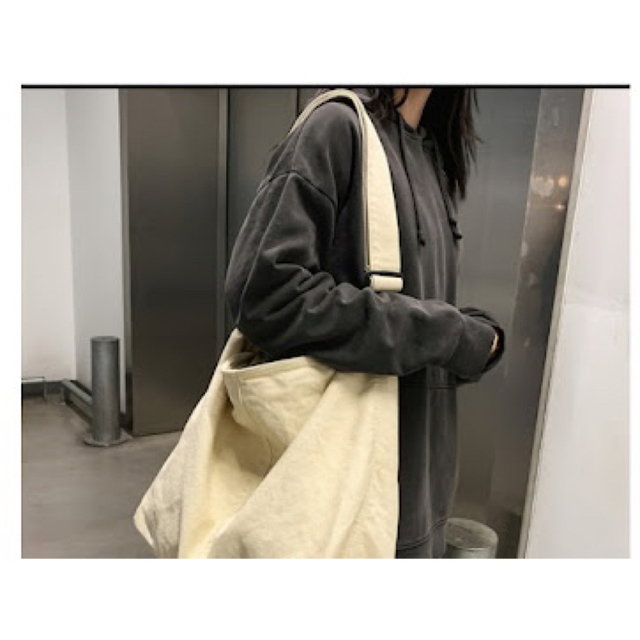 メッセンジャーバッグ ニュースペーパーバッグ 男女兼用 韓国 人気 　ホワイト メンズのバッグ(メッセンジャーバッグ)の商品写真