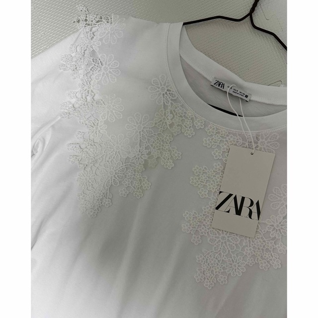 ZARA(ザラ)のZARAネックフローラルディテールTシャツ人気 レディースのトップス(Tシャツ(半袖/袖なし))の商品写真
