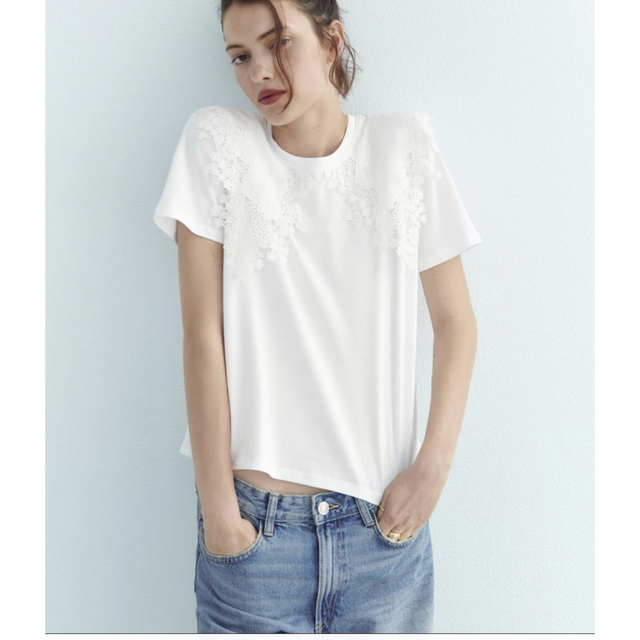 ZARA(ザラ)のZARAネックフローラルディテールTシャツ人気 レディースのトップス(Tシャツ(半袖/袖なし))の商品写真
