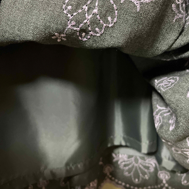 タグ付き　レディース　膝丈キャミワンピース　刺繍　グレー　M レディースのワンピース(ひざ丈ワンピース)の商品写真