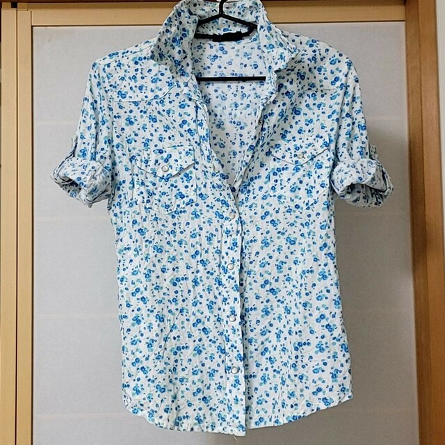 SPIGA(スピーガ)のSPIGA シャツブラウス M ホワイト ブルー 花柄 羽織 綿100％ ガーゼ レディースのトップス(シャツ/ブラウス(半袖/袖なし))の商品写真