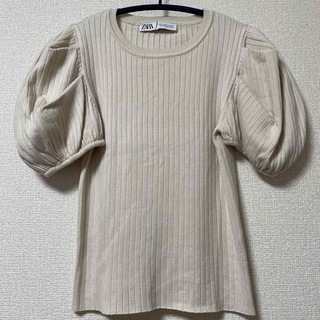 ザラ(ZARA)の【期間限定値下げ】ZARA ボリューム袖 トップス ベージュ(カットソー(半袖/袖なし))