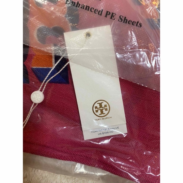 Tory Burch(トリーバーチ)の【新品未使用】トリーバーチ  スカーフ／ストール　レッドピンク レディースのファッション小物(ストール/パシュミナ)の商品写真