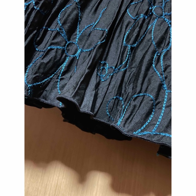 【送料込み】花柄　刺繍　フレアスカート　ミディ丈 レディースのスカート(ロングスカート)の商品写真