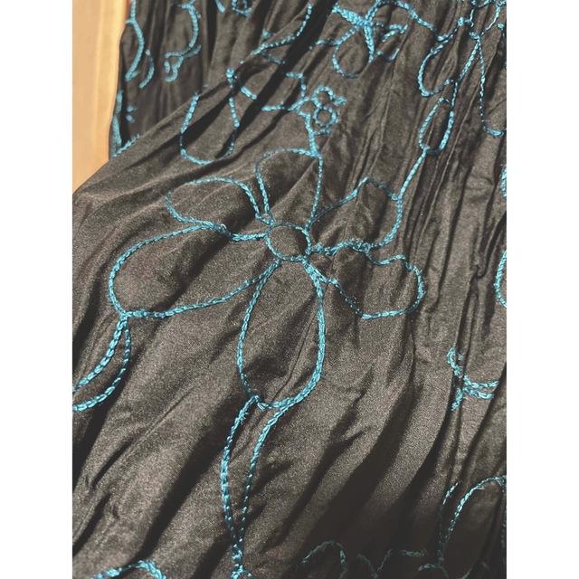 【送料込み】花柄　刺繍　フレアスカート　ミディ丈 レディースのスカート(ロングスカート)の商品写真