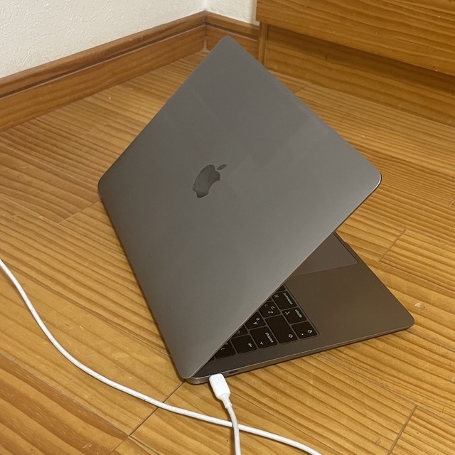 Apple(アップル)のMacBook Air (13-inch, 2018) シルバー スマホ/家電/カメラのPC/タブレット(ノートPC)の商品写真
