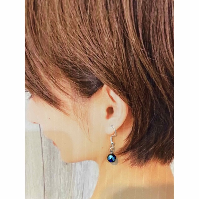 Blueミックスブルー 6mm  ホタルガラス　フックピアス　両耳用　 ハンドメイドのアクセサリー(ピアス)の商品写真