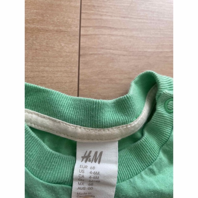 H&M(エイチアンドエム)の上下セット！おさるさんTシャツ＆チェック柄短パン キッズ/ベビー/マタニティのベビー服(~85cm)(Ｔシャツ)の商品写真
