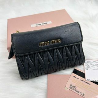 付属品完備✨ miu miu 黒　マテラッセ　二つ折り財布　コンパクト　金具