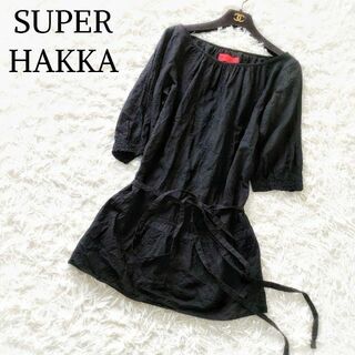 スーパーハッカ(SUPER HAKKA)のスーパーハッカ チュニック ワンピース 花柄刺繍  リボン紐  ブラック系(チュニック)