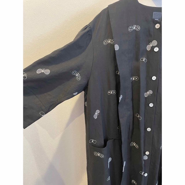 mina perhonen(ミナペルホネン)の新品未使用 ミナペルホネン  choucho 42 ワンピース コート ブラック レディースのジャケット/アウター(ロングコート)の商品写真