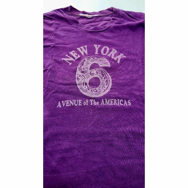 SHIPS(シップス)のUS古着　NEW YORK 6　クルーネックＴシャツ　紫 パープル　Ｓサイズ メンズのトップス(Tシャツ/カットソー(半袖/袖なし))の商品写真