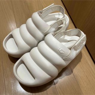 アグ(UGG)のugg アーイヤーサンダル　ホワイト　23センチ(サンダル)