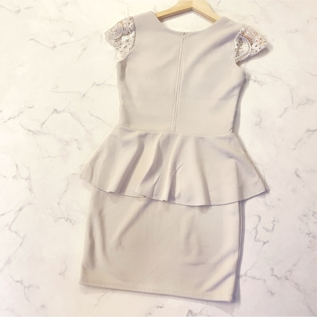 JEWELS(ジュエルズ)のhanaさま専用　コードレースペプラムタイトミニドレス M グレー グレージュ レディースのフォーマル/ドレス(ナイトドレス)の商品写真