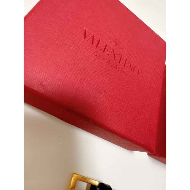 valentino garavani(ヴァレンティノガラヴァーニ)のヴァレンティノ　Vロゴ　ブレスレット　箱付き メンズのアクセサリー(ブレスレット)の商品写真