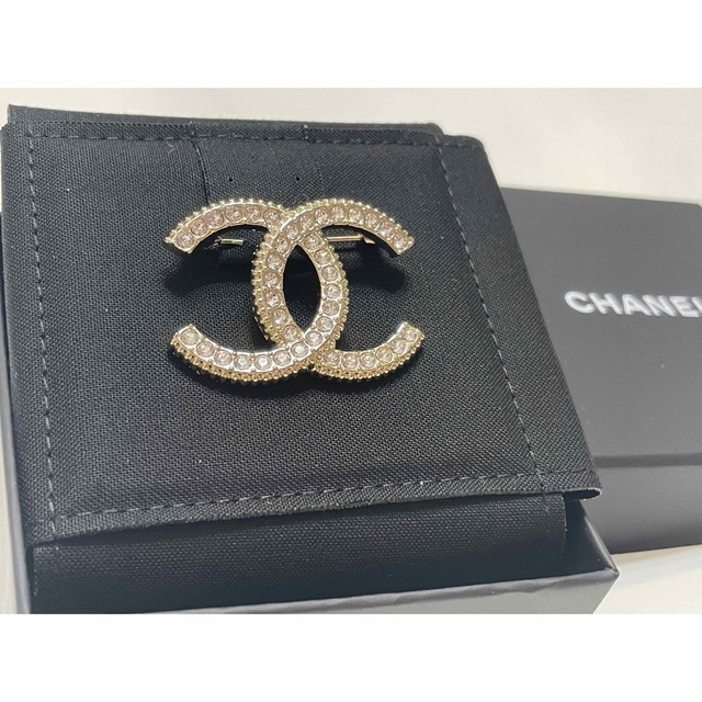 CHANEL(シャネル)のCHANEL シャネル　ブローチ　ココマーク　新品　限定　完売品　新作　ゴールド レディースのアクセサリー(ブローチ/コサージュ)の商品写真