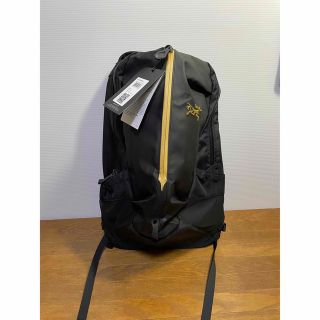 アークテリクス(ARC'TERYX)の【新品未使用】残りわずか　アークテリクス　アロー22 　ゴールド　ブラック(バッグパック/リュック)