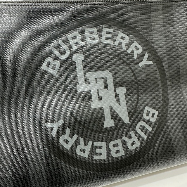 BURBERRY(バーバリー)のバーバリー BURBERRY チェック LDN ロゴ ポーチ クラッチバッグ PVC ブラック メンズのバッグ(セカンドバッグ/クラッチバッグ)の商品写真