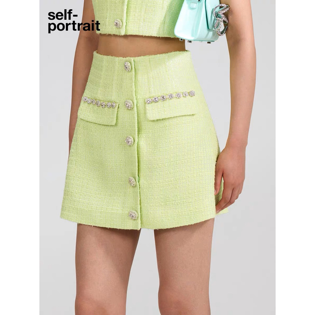 SELF PORTRAIT(セルフポートレイト)の❤️正規品Selfportrait23新作新品タグ付き★グリーン　スカート　2色 レディースのスカート(ミニスカート)の商品写真