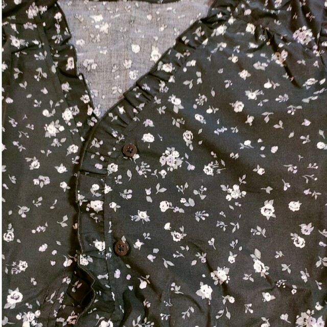 GU(ジーユー)のフラワープリントフリルネックブラウス レディースのトップス(シャツ/ブラウス(半袖/袖なし))の商品写真