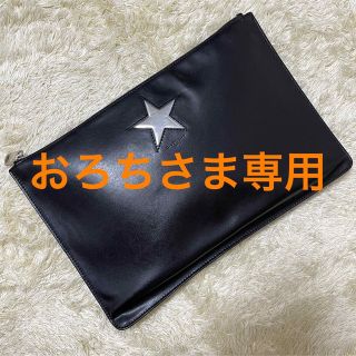 ジバンシィ(GIVENCHY)の美品　ジバンシー　クラッチバッグ　スター　レザー　ロゴ型押し　ブラック(セカンドバッグ/クラッチバッグ)