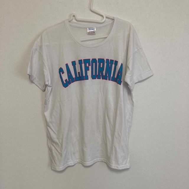 袖折り返し　ロゴ　Ｔシャツ　白ティシャツ　カルフォルニア レディースのトップス(Tシャツ(半袖/袖なし))の商品写真