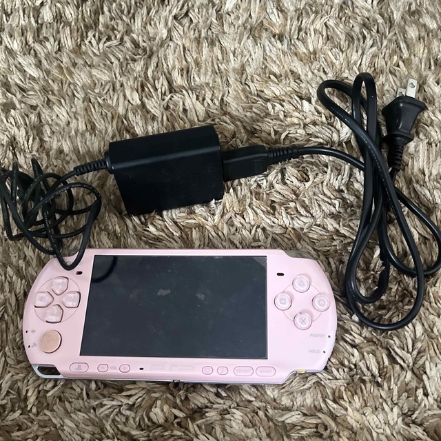 PlayStation Portable(プレイステーションポータブル)のPSPブロッサムピンク ジャンク品･太鼓の達人ソフト エンタメ/ホビーのゲームソフト/ゲーム機本体(携帯用ゲーム機本体)の商品写真