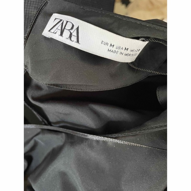 ZARA(ザラ)のZARA 黒フリルブラックピンクブラウス 00-126 レディースのトップス(シャツ/ブラウス(半袖/袖なし))の商品写真