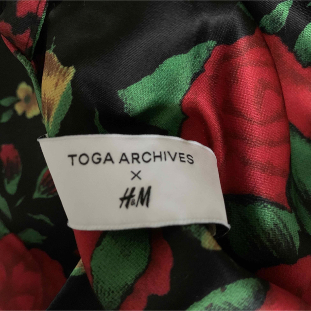 TOGA(トーガ)の【値下げ不可】トーガ アーカイブス × H&M ローズプリントドレス レディースのワンピース(ロングワンピース/マキシワンピース)の商品写真