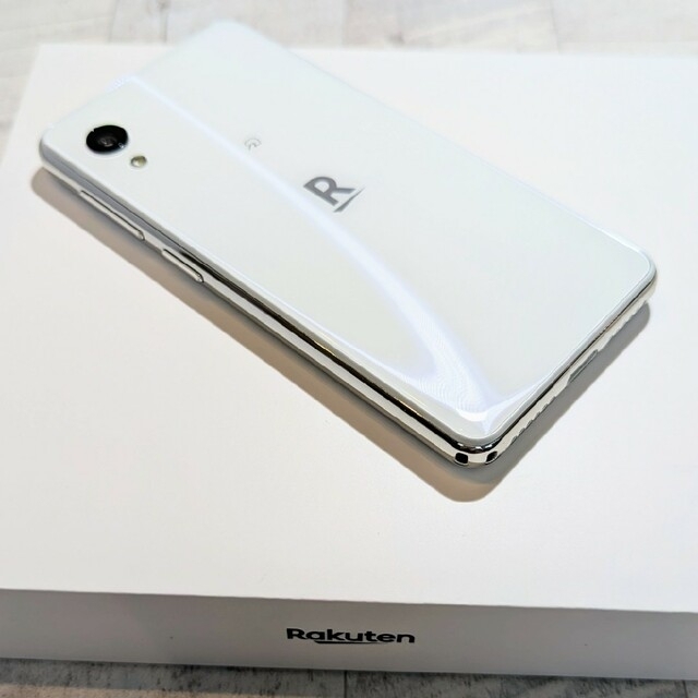 Rakuten(ラクテン)のRakuten Mini C330 (⁠ホワイト)　おまけ付き スマホ/家電/カメラのスマートフォン/携帯電話(スマートフォン本体)の商品写真