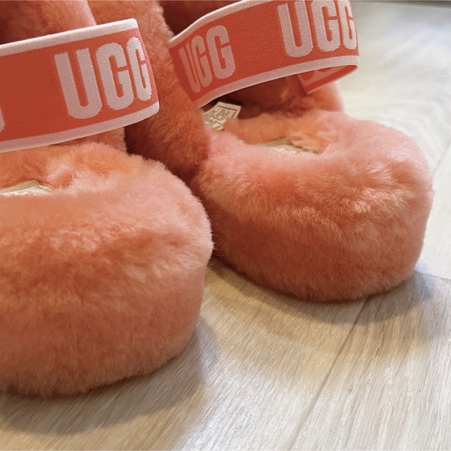 UGG(アグ)のUGG フラッフイヤースライド ファー サンダル レディースの靴/シューズ(サンダル)の商品写真